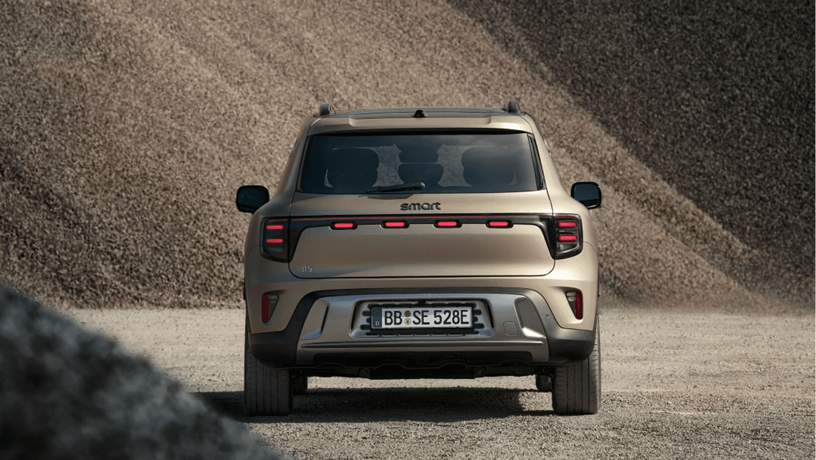 Ultra-red three-dimensional suspended penetrating   LED taillight
